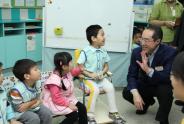 三位协康会小学童与唐英年叔叔聊聊天